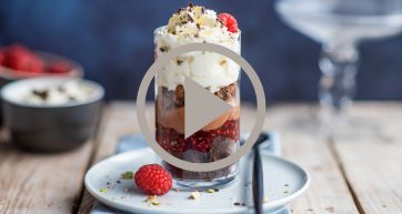 Dolce tenerina ai lamponi in vetro con panna. Dessert goloso, ideale per una pausa.