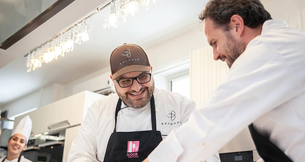 Chef Bachour sorride in cucina. Corsi di cucina e pasticceria.