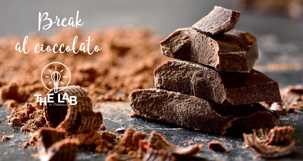 Pezzi di cioccolato fondente. Break al cioccolato artigianale, dolce e gustoso.