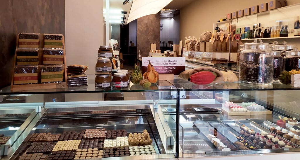 Vetrina di dolci artigianali: cioccolatini, praline e creme spalmabili. Delizie di pasticceria italiana.