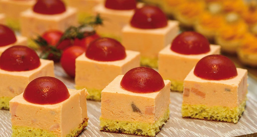 Mini pasticceria salata: tartine con pomodorini. Finger food sfizioso per buffet ed eventi.