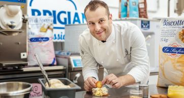 Chef Carpigiani prepara dessert. Ingredienti: biscotti, gelato. #Carpigiani #Chef #Dessert #Gelato #Cucina