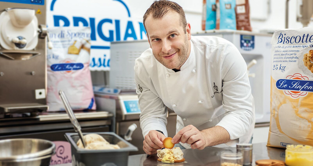 Chef Carpigiani prepara dessert. Ingredienti: biscotti, gelato. #Carpigiani #Chef #Dessert #Gelato #Cucina