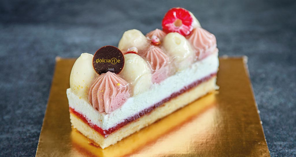 Trancetto Vecchione di Dolciarte: torta con crema, pan di Spagna e lamponi freschi. Pasticceria artigianale italiana.