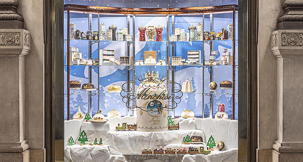 Vetrina natalizia Marchesi 1824, Galleria Vittorio Emanuele, Milano. Panettoni, dolci e decorazioni festive.