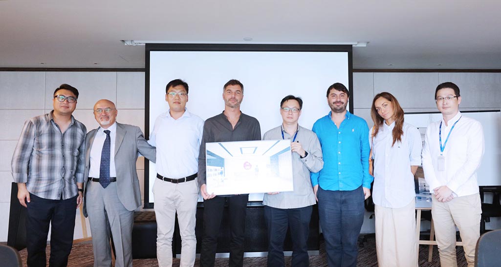 Gruppo di persone in posa. Evento aziendale, presentazione Food Genius. Team di lavoro, successo e innovazione.