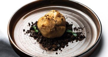 Piatto gourmet con tartufo, terra di cacao e germogli. Cucina raffinata.