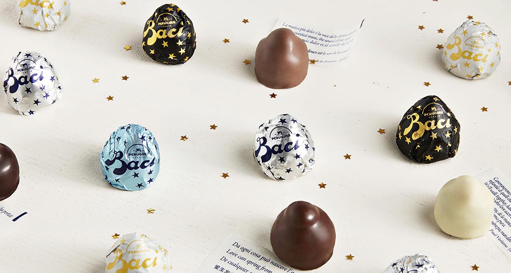 Cioccolatini Baci Perugina assortiti. Delizie al cioccolato con nocciole.