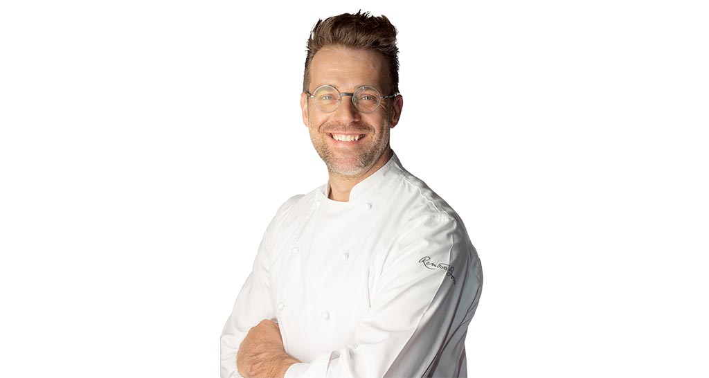 Ritratto di Renato Bosco, chef e pizzaiolo italiano, in divisa da cuoco.