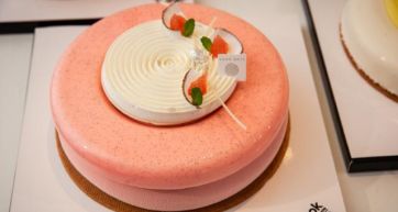 Torta moderna rosa con panna, cocco e menta. Dessert elegante.