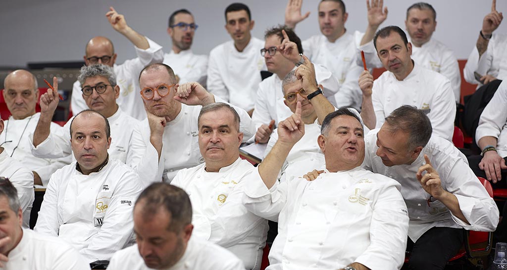 Simposio di chef: gruppo di cuochi in divisa bianca partecipa a un evento culinario.