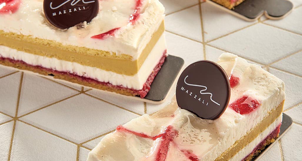 Torta Mazzali a strati con frutta fresca e cioccolato. Pasticceria artigianale.