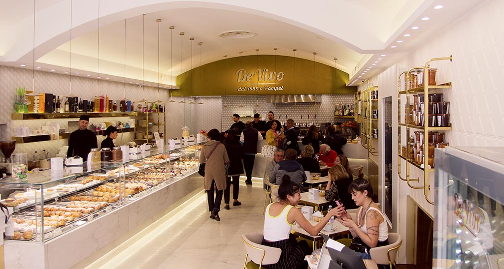 Interno del locale De Vivo a Pompei: pasticceria, bar, caffetteria affollata di clienti.