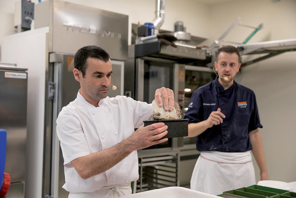 Chef panifica pane. Corso di panificazione, lievito madre. Forno professionale.