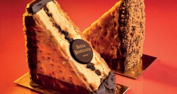 Fette di pandoro artigianale Antica Pasticceria. Dolci natalizi con cioccolato e granella.