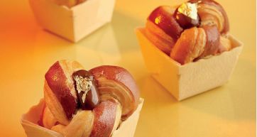 Brioche artigianale in cestino, con cioccolato e oro. Pasticceria gourmet.