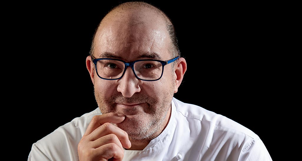 Ritratto di Giambattista Montanari, chef e pasticcere italiano con occhiali. Cucina, alta pasticceria.
