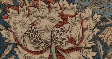 Carta da parati floreale vintage. Motivo con fiori stilizzati, foglie blu e dettagli rossi. Design retrò per interni.