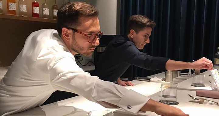 Chef che preparano un dessert. Cucina di alta qualità. Ristorante di lusso.