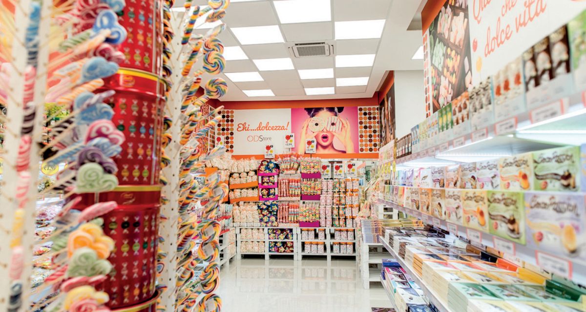 Negozio di dolciumi ODS Store: scaffali pieni di caramelle colorate e lecca-lecca. Paradiso per i golosi!