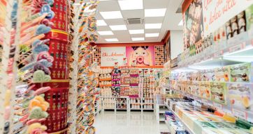 Negozio di dolciumi ODS Store: scaffali pieni di caramelle colorate e lecca-lecca. Paradiso per i golosi!