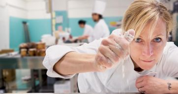 Chef Loretta Fanella con farina. Esperta pasticcera, alta cucina.