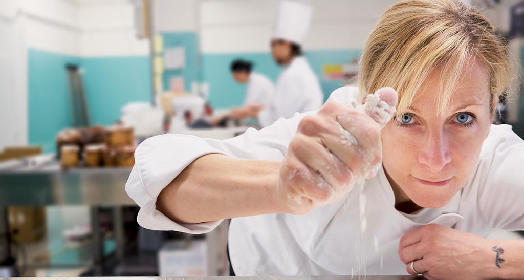 Chef Loretta Fanella con farina. Esperta pasticcera, alta cucina.