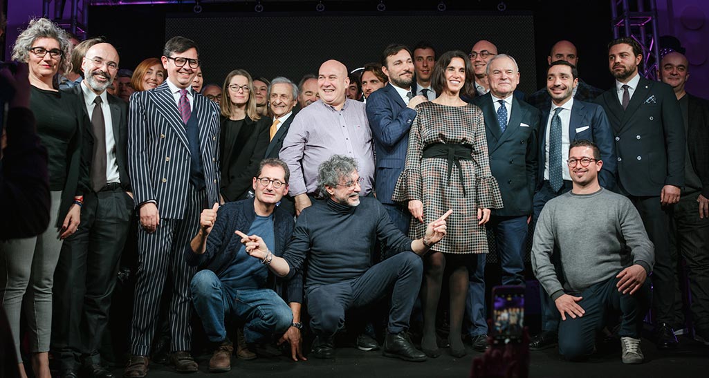 Premiazione 100 Eccellenze Italiane 2020 Agrimontana. Gruppo di persone sorridenti, evento, imprenditori.