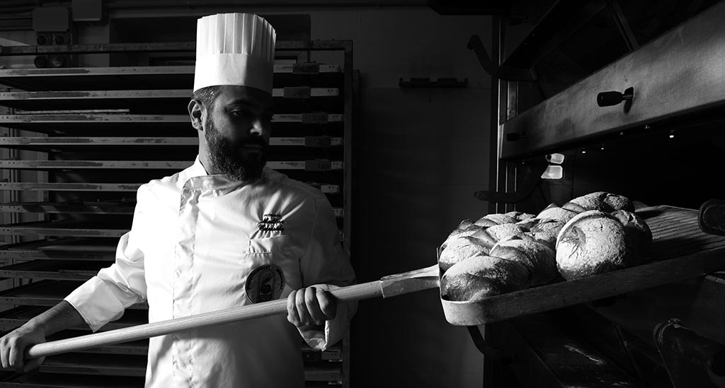 Matteo Cunsolo, maestro panificatore. Pane artigianale appena sfornato, forno a legna. Tradizione e passione.