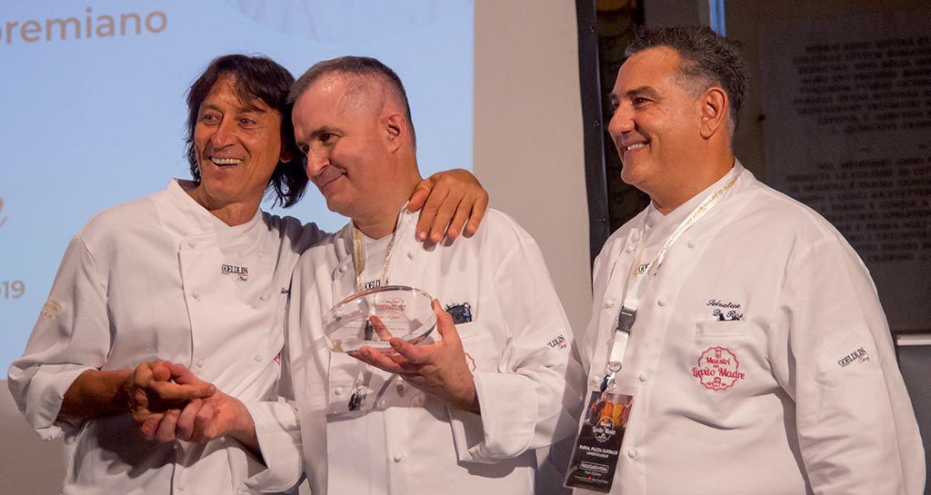 Chef Alfonso Pepe premiato con colleghi. Alta cucina italiana, gastronomia, evento culinario.