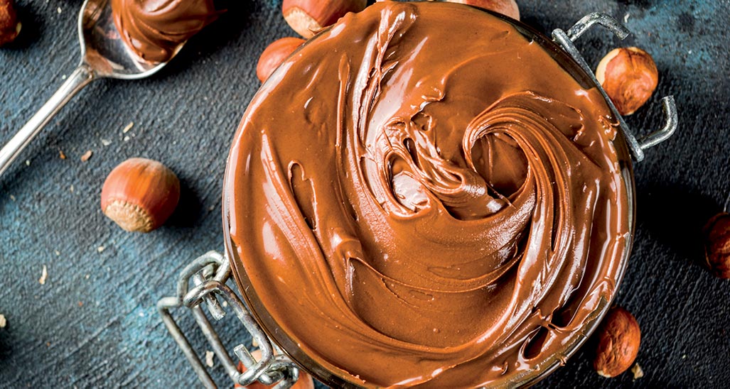 Crema spalmabile alle nocciole in barattolo. Delizia al cioccolato, ideale per colazione e merenda.