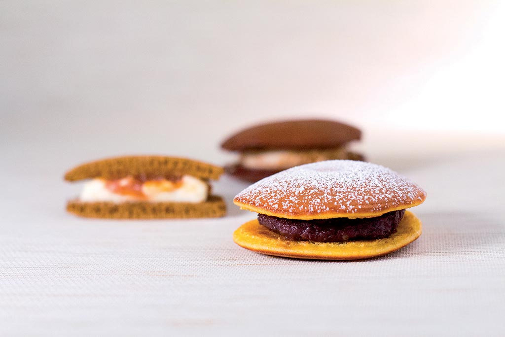 Dorayaki assortiti. Dolci giapponesi con ripieno di marmellata e crema. Dessert tradizionali asiatici.