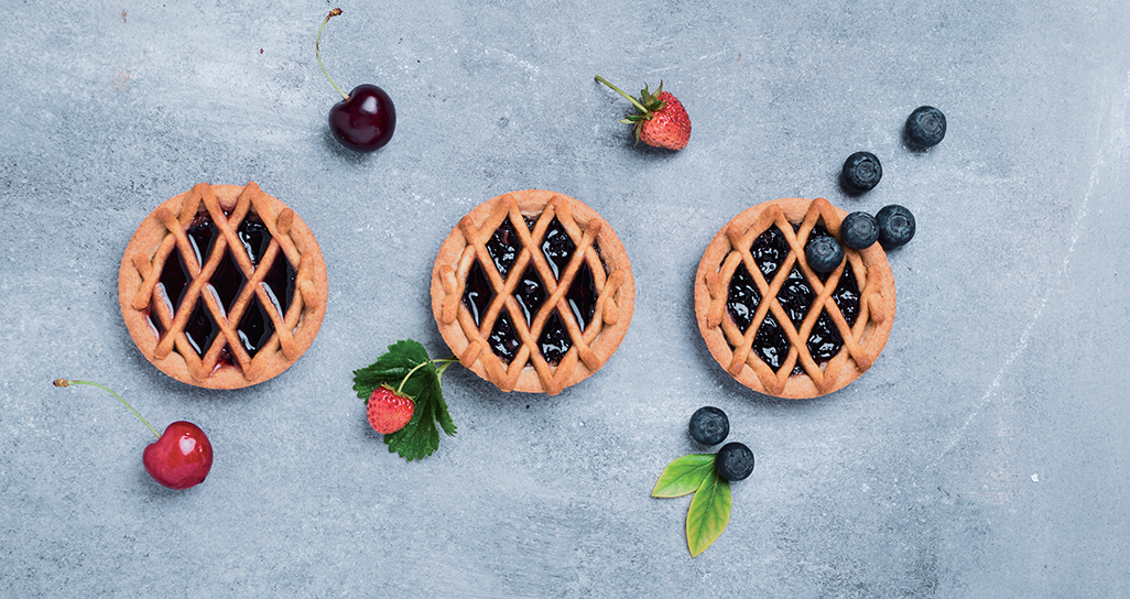 Mini crostate di frutta fresca: ciliegie, fragole e mirtilli. Dolci fatti in casa.