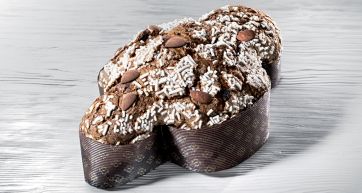 Colomba Pasquale artigianale con mandorle e zuccherini. Dolce tipico di Pasqua.
