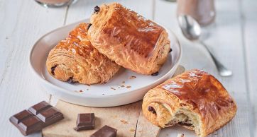 Pain au chocolat freschi. Pasticceria francese con cioccolato, croissant sfogliato. Colazione golosa.