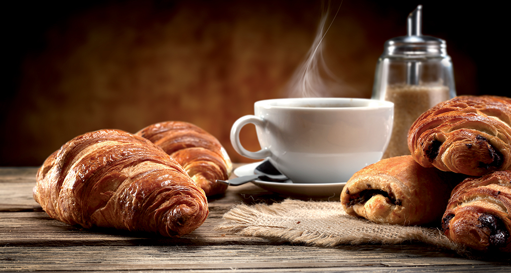 Croissant, pain au chocolat e caffè fumante. Colazione dolce italiana.