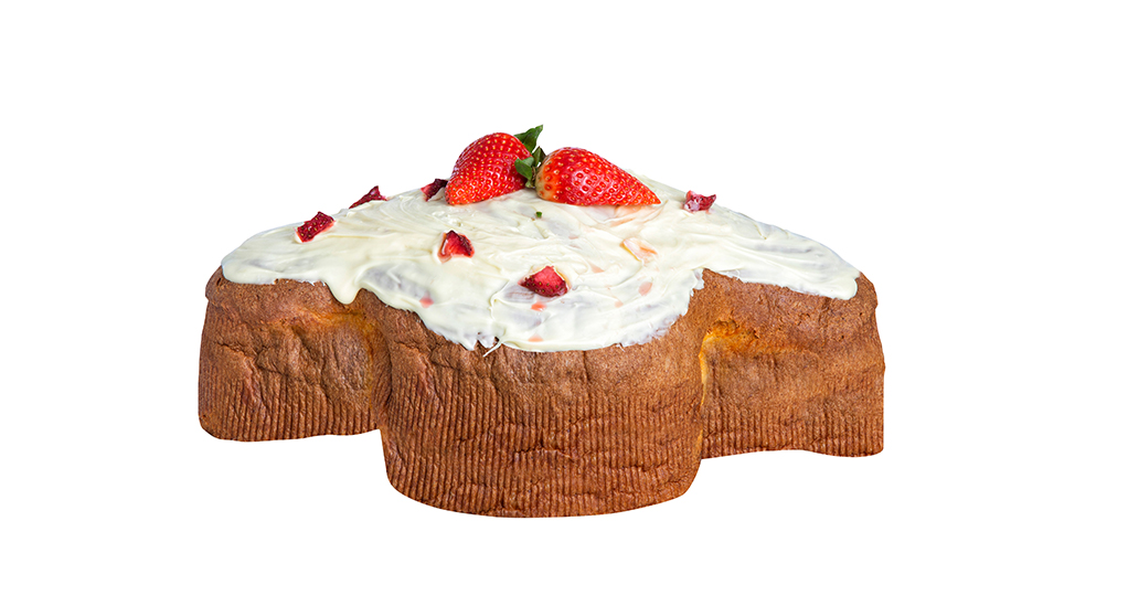 Colomba Pasquale con fragole fresche e glassa bianca. Dolce tipico di Pasqua.