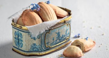 Madeleine in scatola vintage. Biscotti francesi con fiori. Dolci fatti in casa.