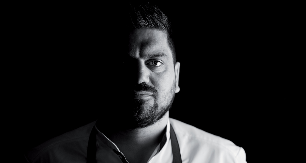 Ritratto in bianco e nero dello chef David Vidal. Primo piano, sguardo intenso.