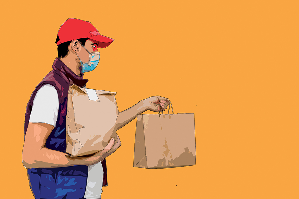 Corriere con mascherina consegna cibo a domicilio. Sacchetti di carta, consegna sicura.