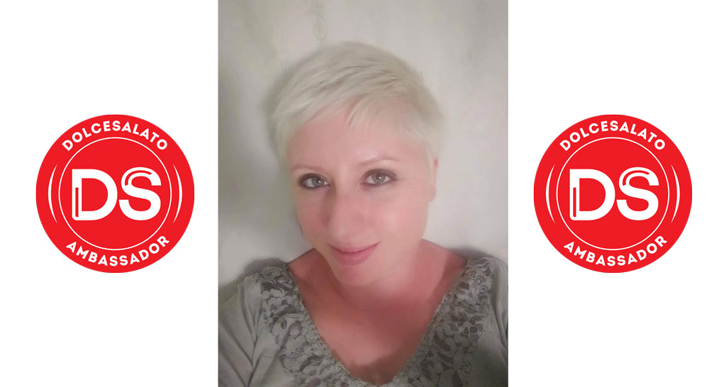 Ritratto di Alessia Antoniazzi, ambasciatrice Dolcesalato. Logo DS rosso. Capelli corti platino, sguardo diretto.