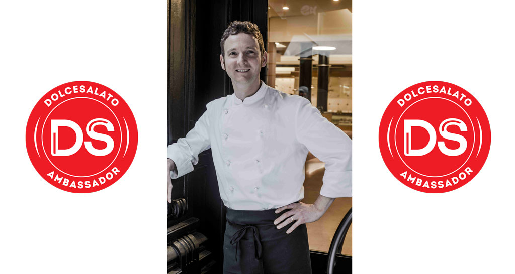 Chef Galileo Reposo, ambasciatore DolceSalato. Ritratto dello chef in divisa bianca e grembiule nero.