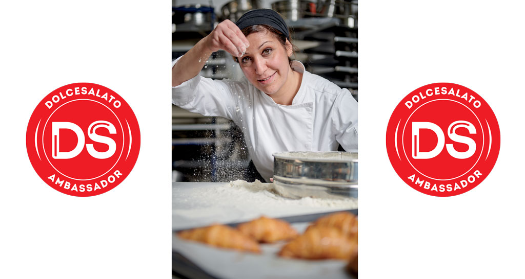 Chef Maria Di Fusco cosparge farina. Croissant fatti in casa, ambasciatrice Dolcesalato.