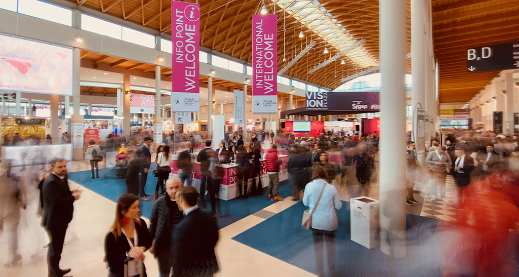 Folla al SIGEP, fiera internazionale gelateria, pasticceria, panificazione artigianali e caffè. Stand e visitatori.