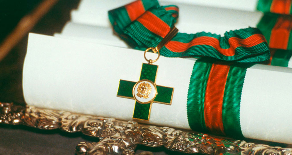 Cavalieri del Lavoro: onorificenza italiana con croce verde e nastro tricolore.