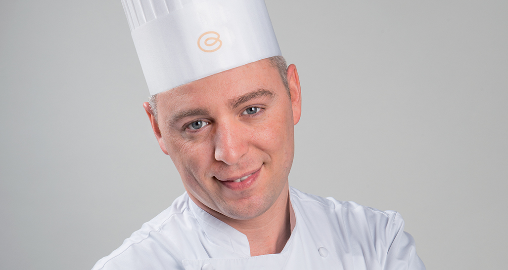 Ritratto di Carlo Pavesi, chef Corman, con cappello da cuoco. Cucina, ristorazione.
