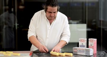 Chef prepara dolci con formaggio Elle & Vire. Ricette di pasticceria, ingredienti di qualità.