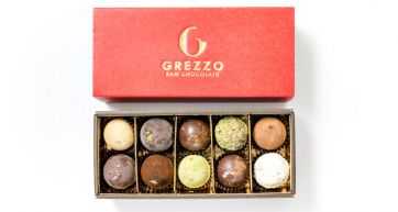 Scatola di cioccolato crudo Grezzo con praline assortite. Dolci artigianali italiani.