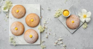 Biscotti di Valentina Vogli con fiori bianchi. Dolci da forno con crema e zucchero a velo.