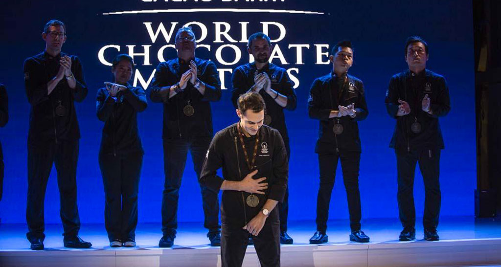 Elias Läderach, vincitore del World Chocolate Masters, con altri chef. Competizione cioccolato.